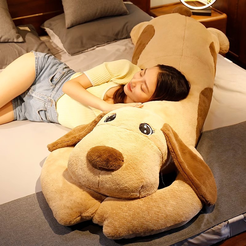 犬のぬいぐるみがうつぶせになります。|undefined