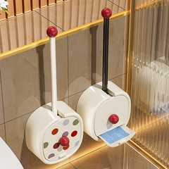 死角のないトイレの便器をきれいにして、新しい壁掛け式のトイレを使って、トイレに座って、汚れのブラシを洗います。