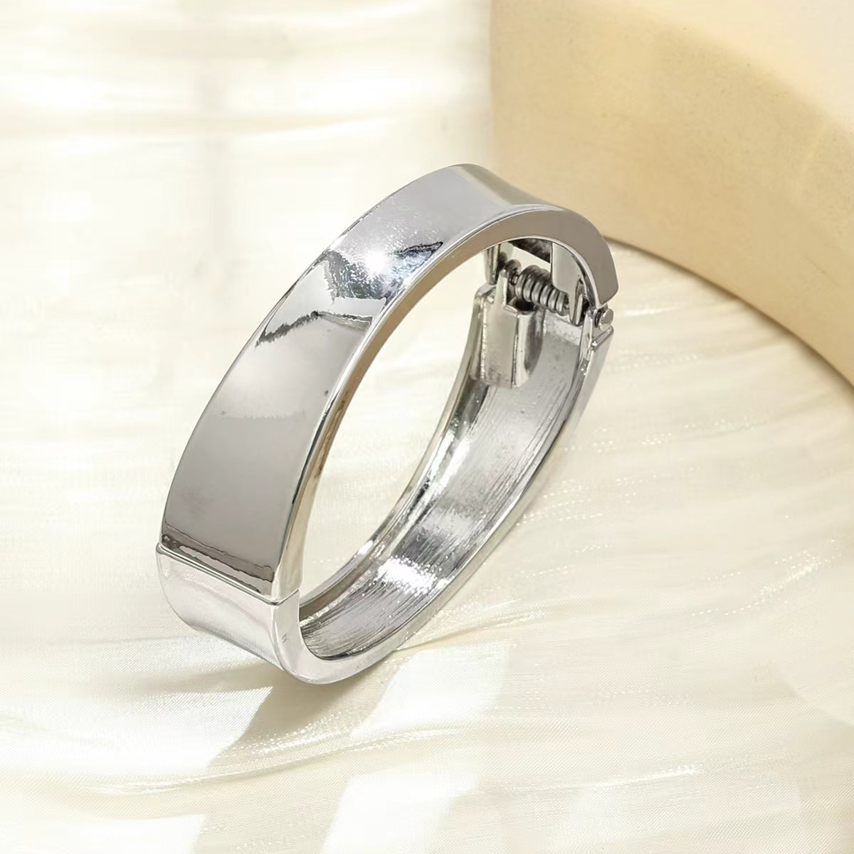 Joyería popular transfronteriza europea y americana, simple y moderna, pulsera de metal hueca de borde ancho, única y llamativa.