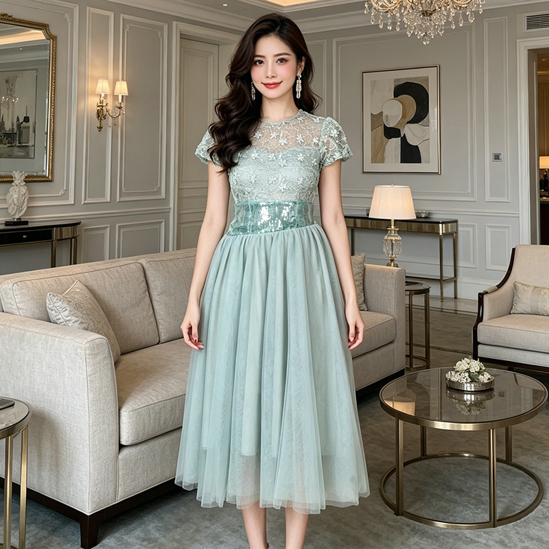 Đầm nữ cổ tròn ren phối thắt lưng dáng suông midi — Đậu xanh