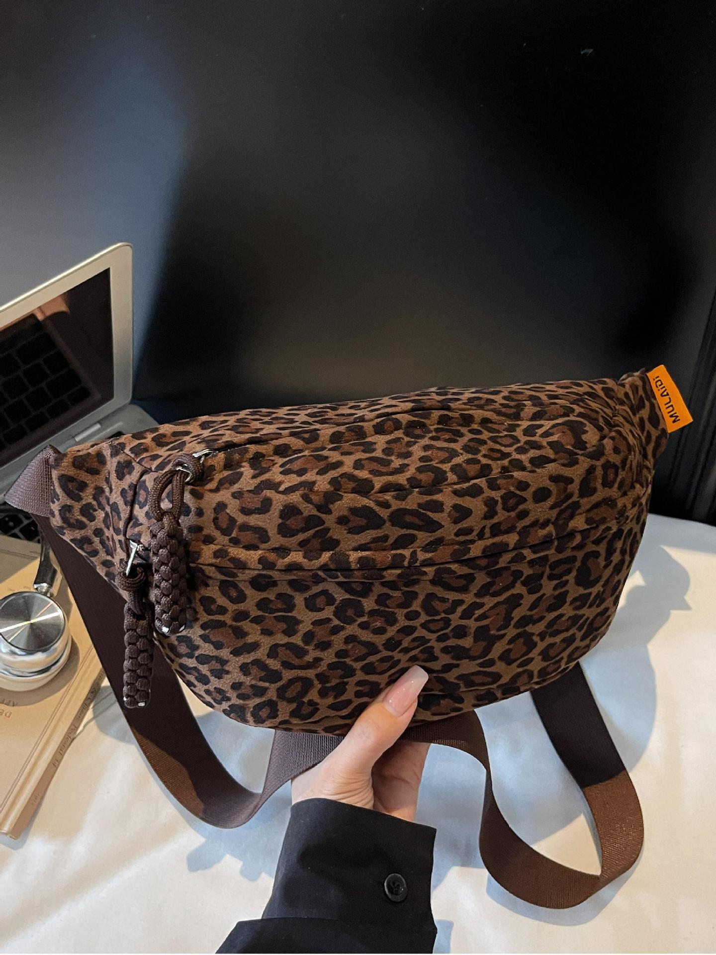Otoño y invierno super caliente nicho leopardo bolso mochila para mujeres 2025 nuevo retro bolso de pecho universal bolso de cintura universal