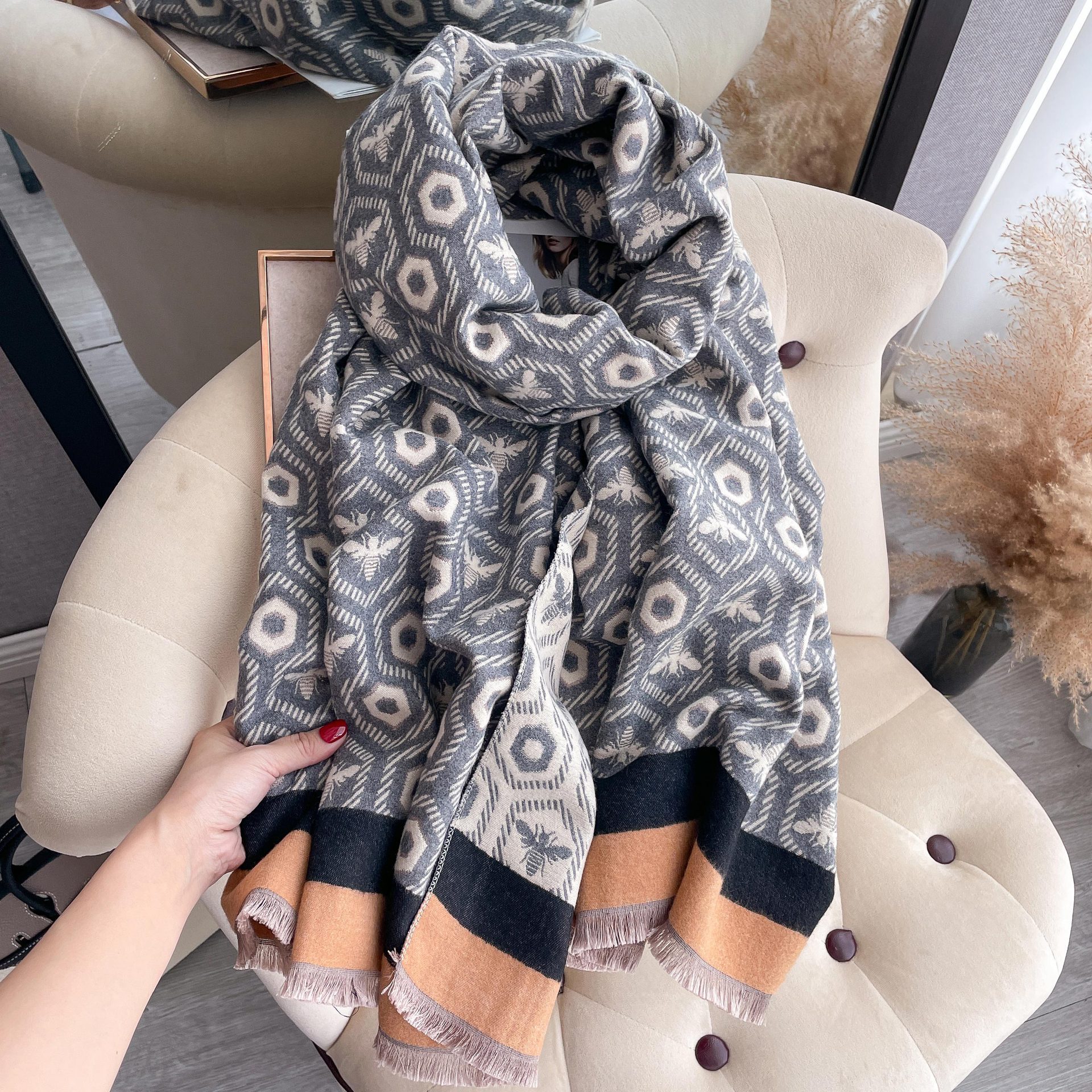 2023 clásico popular bufanda de gran marca para las mujeres Otoño e Invierno todo-coincidencia cachemir-Como abeja impresión engrosada cálido chal