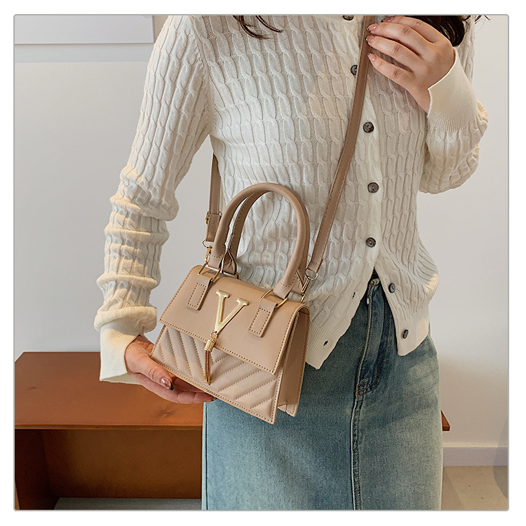 This year, trendy, fashionable and high-quality handbags are in vogue. Women's bags with stylish tassels and unique diagonal patterns are single-shoulder crossbody women's bags undefined