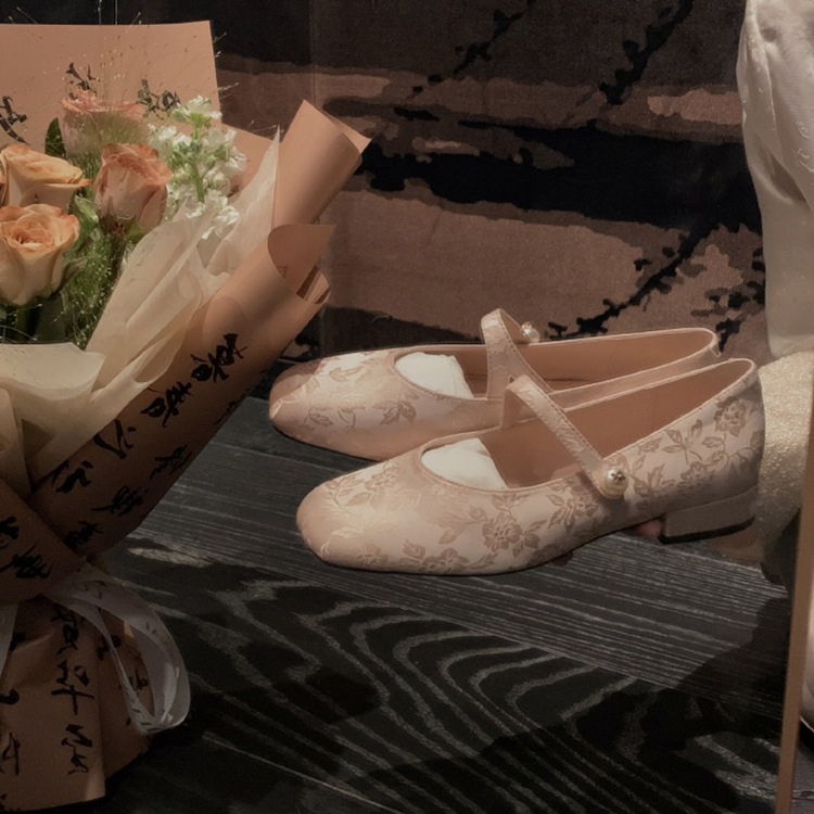 Versión de piel de oveja ~ Guofeng nuevos zapatos de estilo chino para mujer con falda jacquard de satén de perlas con cabeza cuadrada zapatos Mary Jane