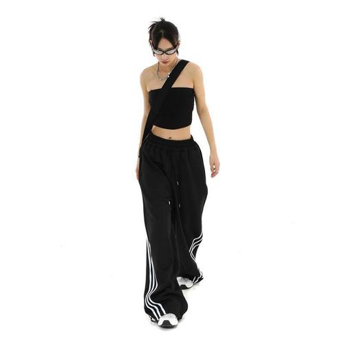 Stylish striped black wide-leg sweatpants for women—spring, American retro-inspired, casual, loose-fitting, and elegantly draping to the floor, trendy design