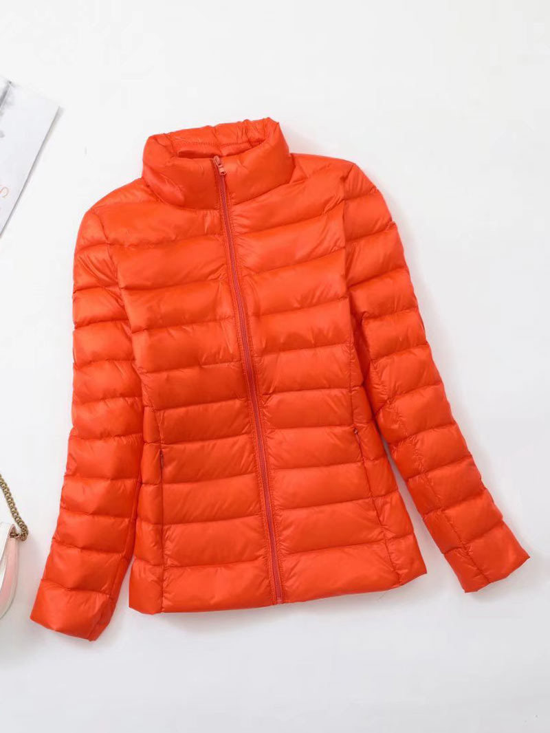 太って大きいサイズのダウンジャケットの女性の短いタイプの秋冬の新型のファッションのスタンドカラーの軽くて暖かいコートのファッションの上着