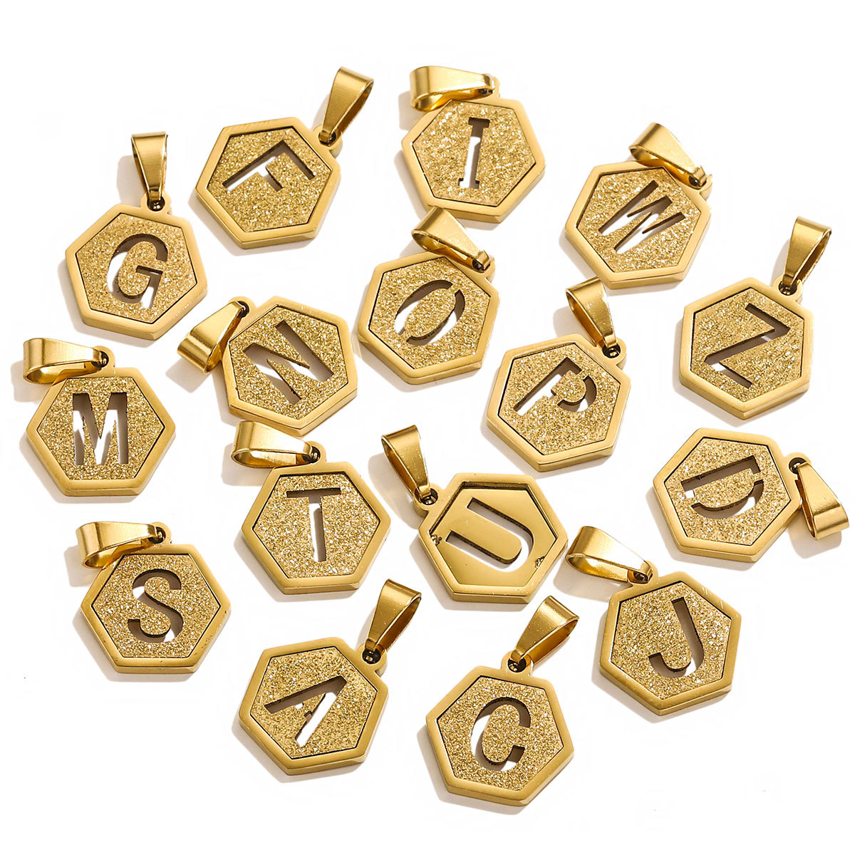Hexagonal cuadrado europeo y americano 18K acero inoxidable 26 letras diseño de colgante de personalidad popular joyería DIY