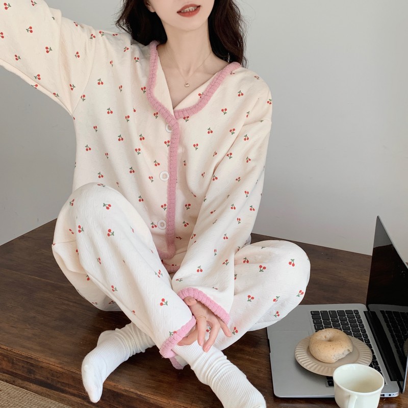 2024 가을과 겨울 공기 샌드위치 파자마 여성용 체리 작은 옷깃 카디건 긴 소매 달콤한 홈 의류 세트 도매