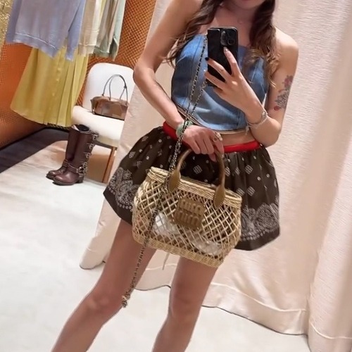 小红书网红2024夏新款镂空草编包纯手工藤编菜篮子字母单肩斜跨包