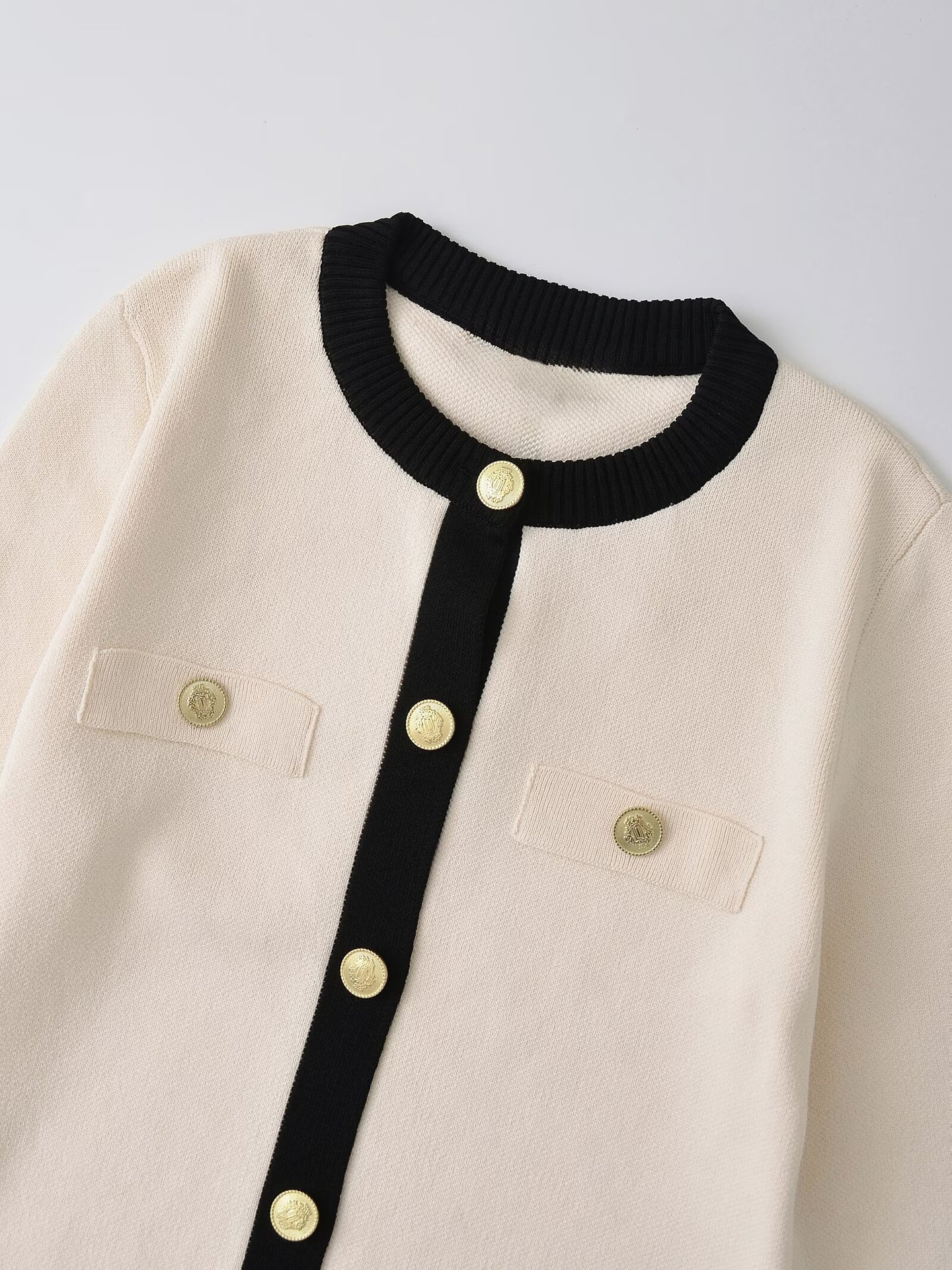 Damenbekleidung 2024 Herbst und Winter neue Mode kontrastierende goldreihige Strickjacke_voghion.com