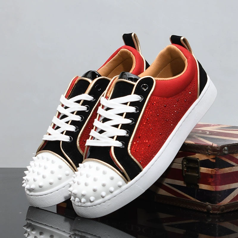 Мужские кроссовки, новые весенние популярные туфли с красной подошвой и заклепками, модные низкие кроссовки на шнуровке со стразами, мужская обувь с дезодорантом 2556