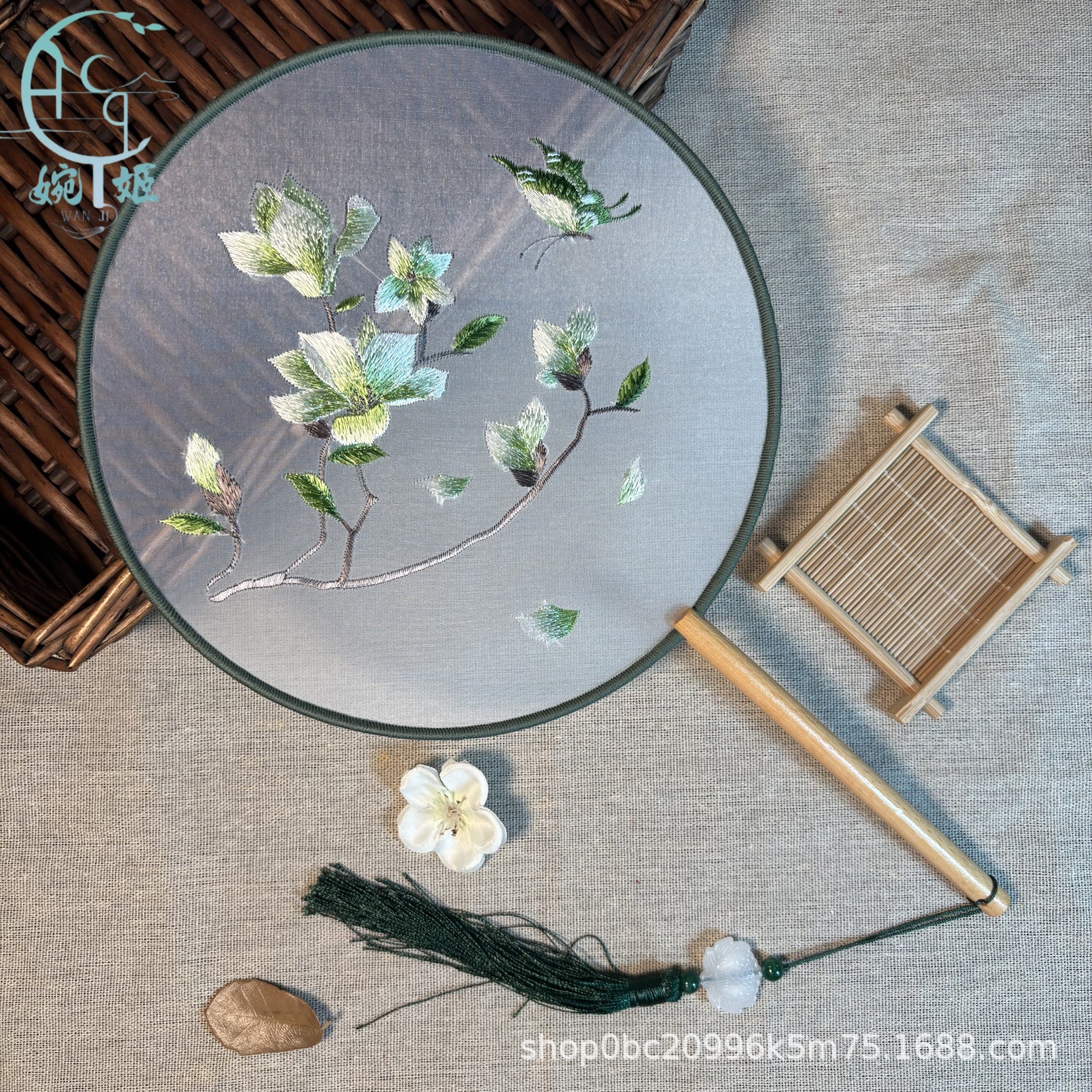 新款苏绣扇子刺绣团扇舞蹈扇摆摊批发古风汉服工艺扇手工舞扇扇骨