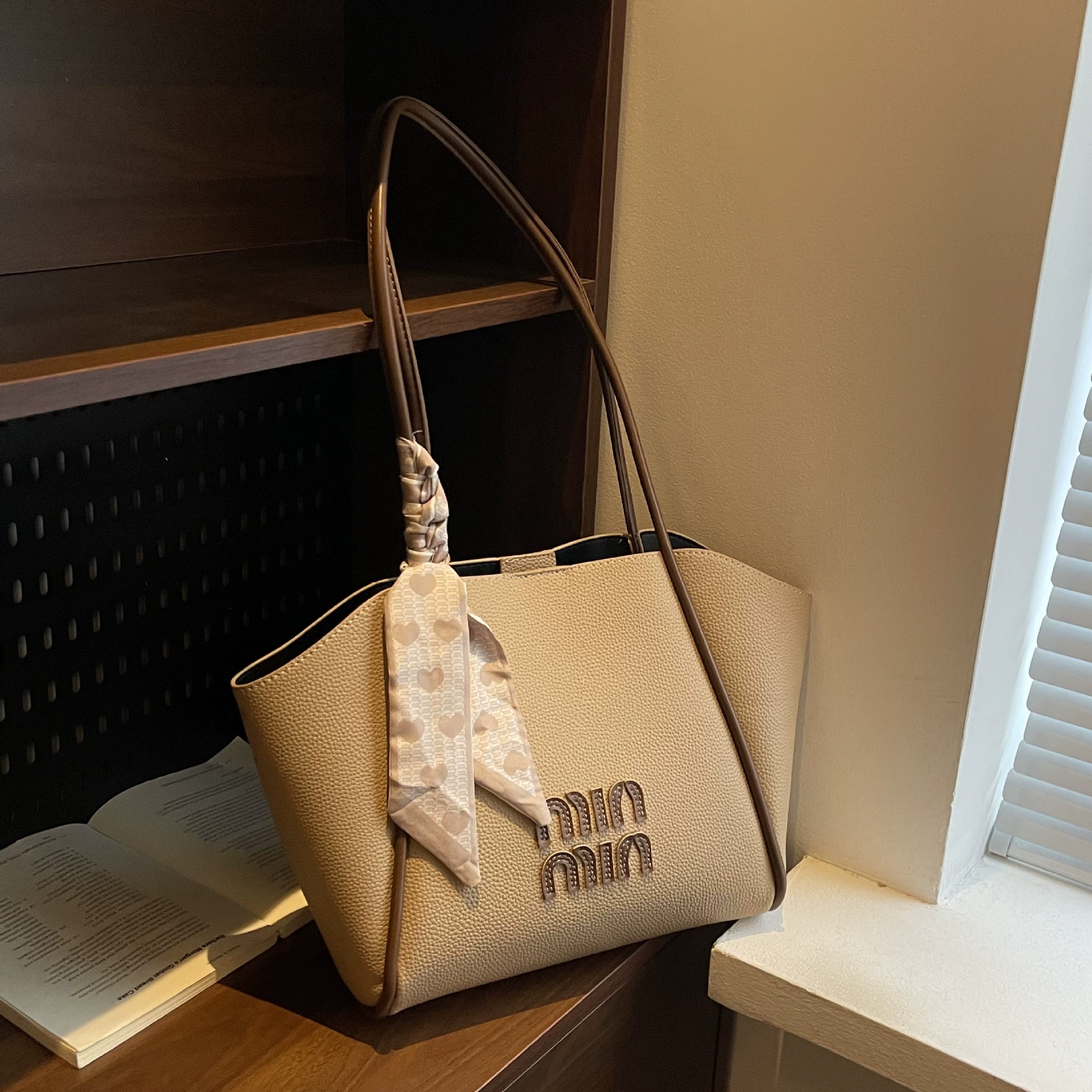 Capacious shoulder bag, fashionable universal handheld one-shoulder bag, city style