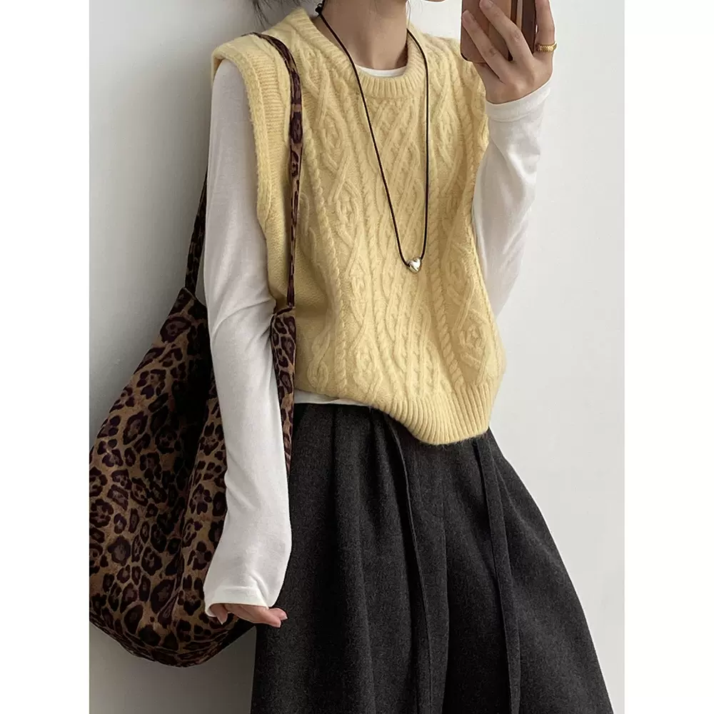 言双 糖果色圆领麻花软糯针织背心女 秋冬无袖外搭毛衣马甲P2617