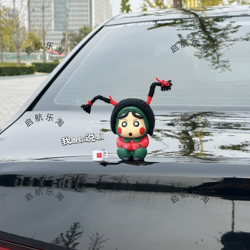 En la parte trasera del automóvil, Cuihua Village Flower Crayon Shin-chan, decoraciones para automóviles, muñecas en el techo del automóvil, muñecas de automóvil eléctrico