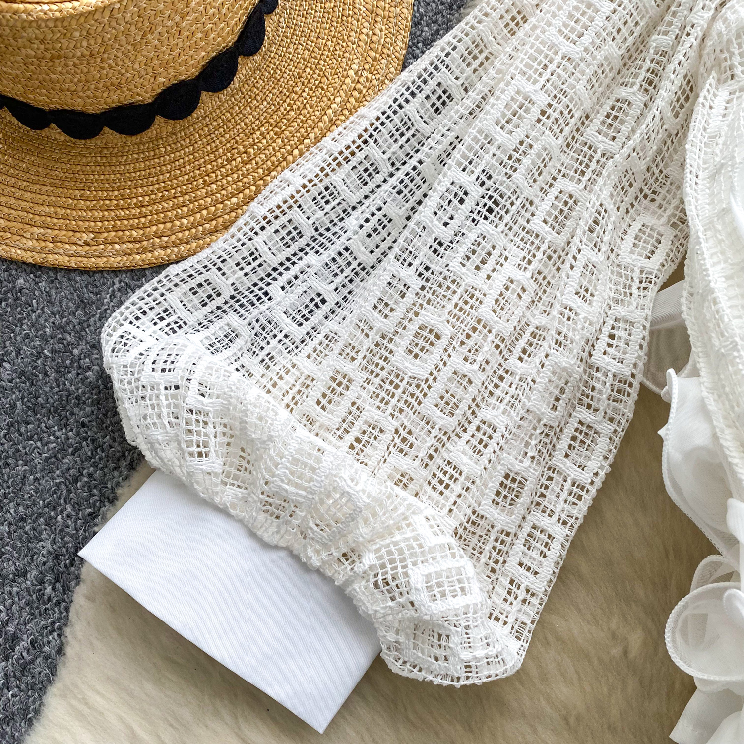 Elegante Bluse mit Laternenärmeln – Oversize-Top aus transparentem Mesh mit Rüschenbesatz (Einheitsgröße, Polyester, Schwarz/Weiß)_voghion.com