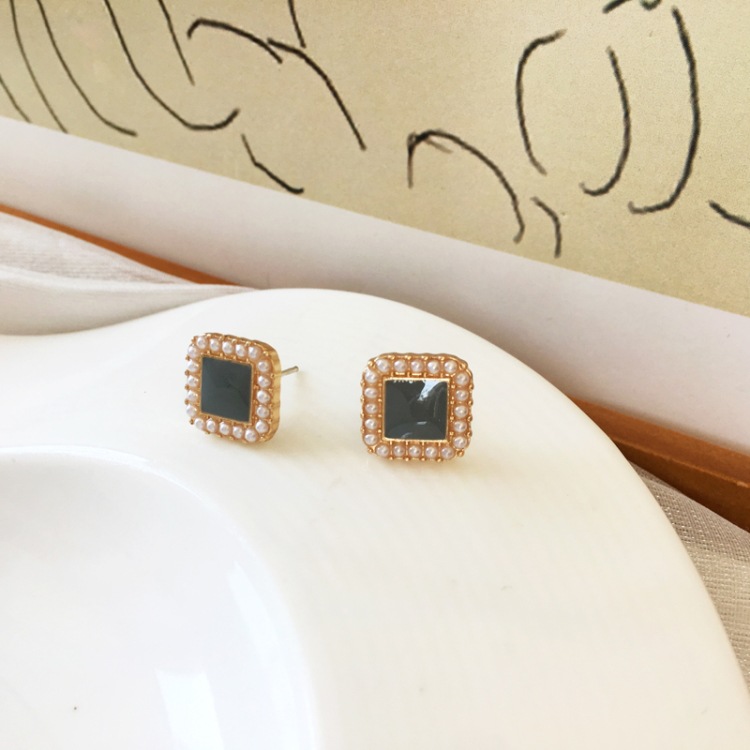 Korean Retro Fashion Square Pearl Earrings display picture 5