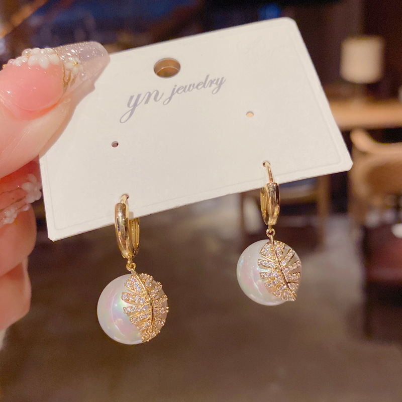 Dongdaemun micro con incrustaciones de ZIRCON hoja de perlas pendientes femeninos de Corea del Sur pendientes elegantes de la alta sociedad pendientes elegantes del todo-fósforo femenino