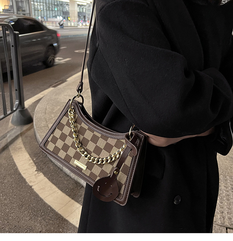 Fashion One-shoulder Messenger Bag Autumn And Winter Checkerboard Chain Baguette Bag display picture 7