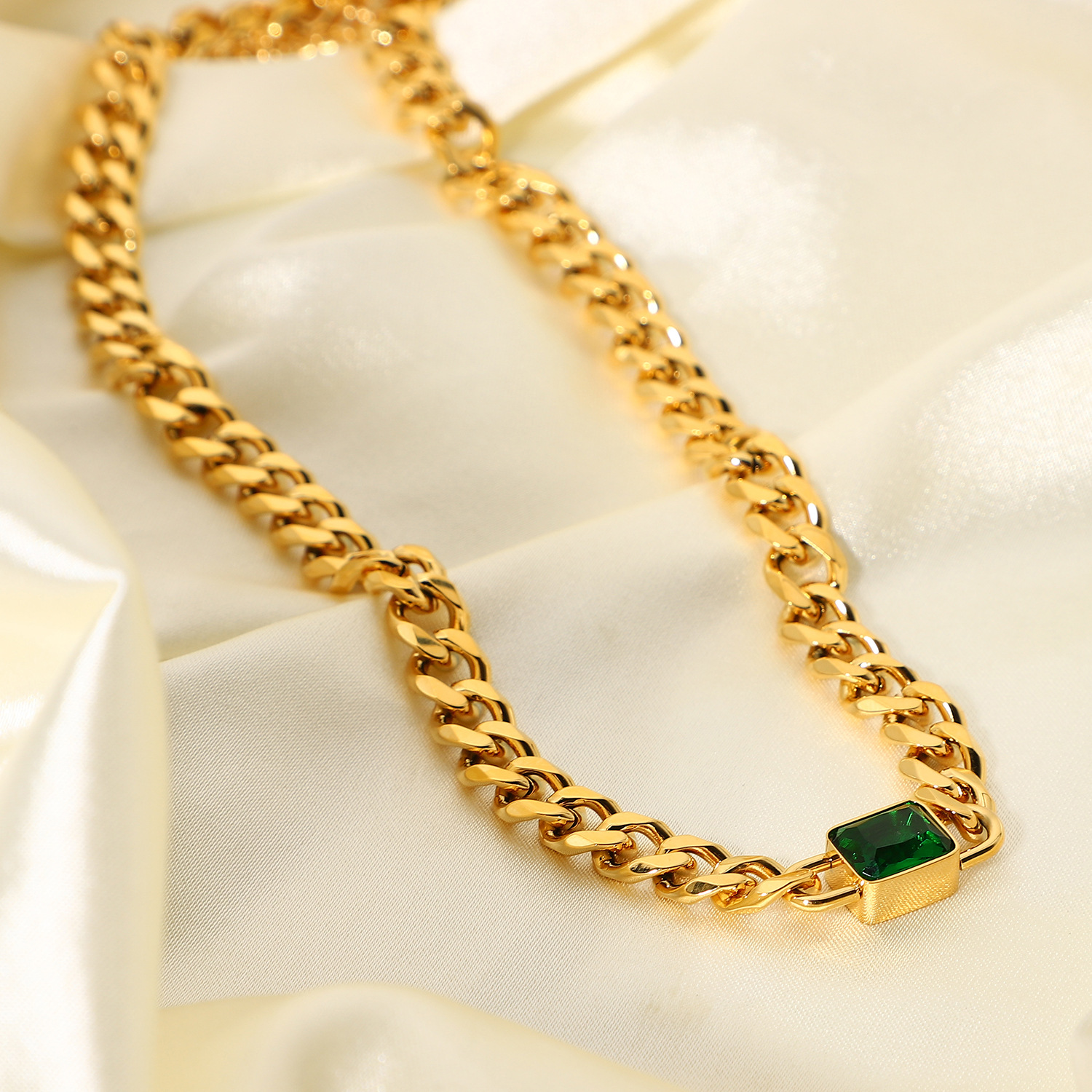 Twist Chain Square Zircon Pendant Gold-Plated Stainless Steel Necklace Wholesale_colorza_8