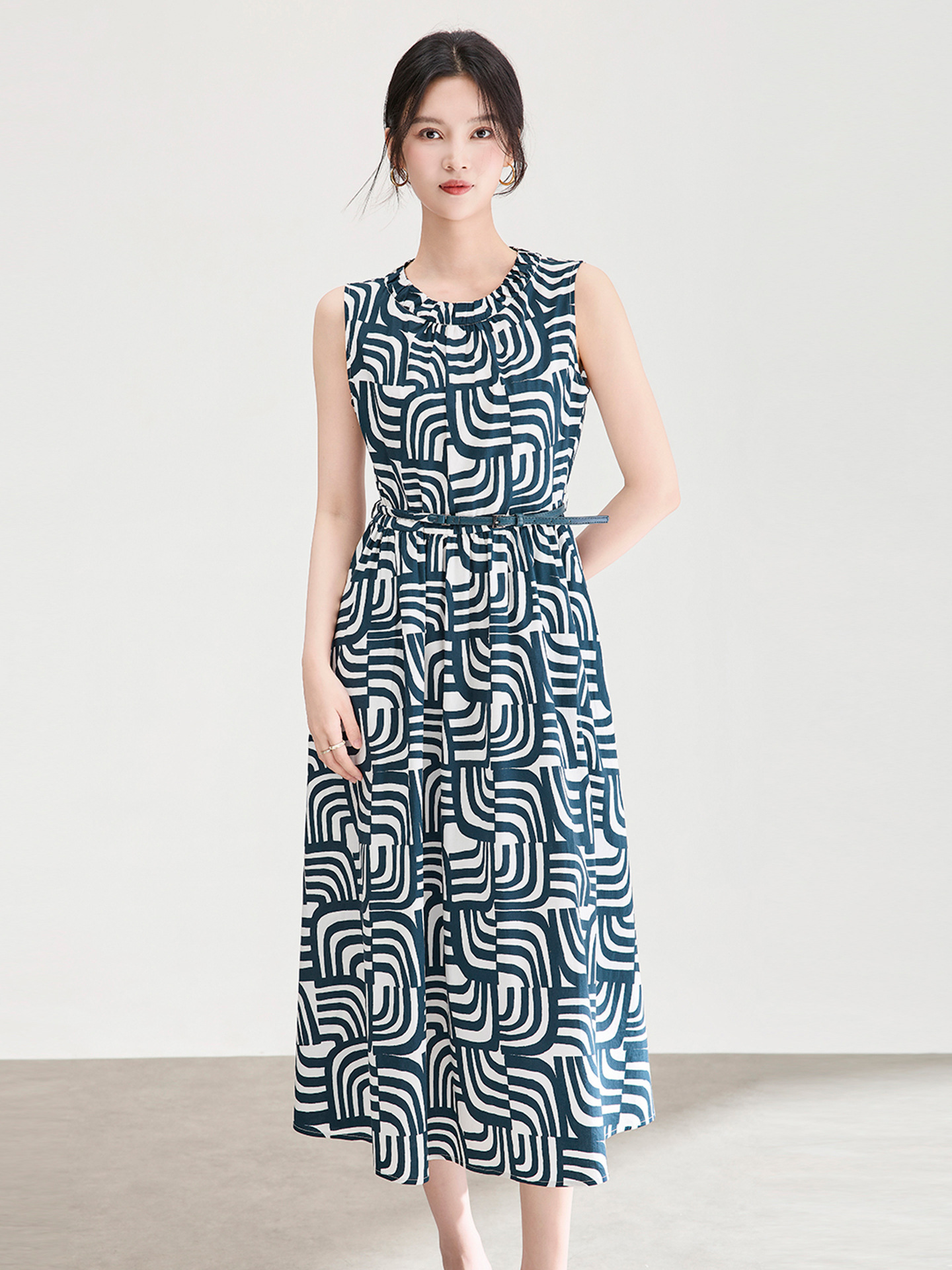 Đầm cotton in họa tiết hình học kẻ ô thắt eo không tay — In hình học
