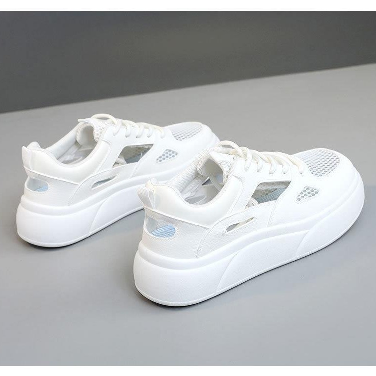Zapatos deportivos blancos con suela suave hueca para mujeres 2024 verano nuevo estilo de malla transpirable casual versátil con suela gruesa zapatos de skate para estudiantes