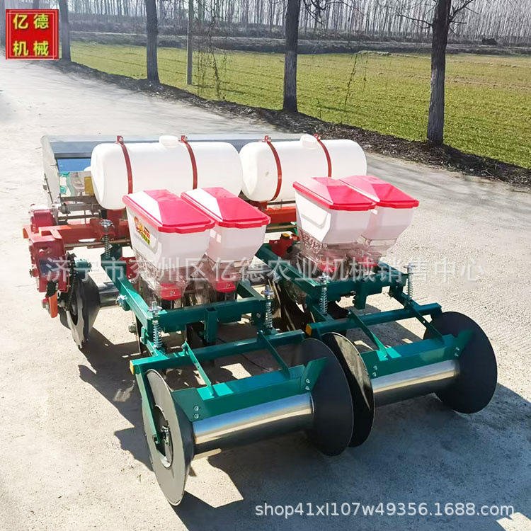 厂家玉米覆膜播种机 四轮带花生覆膜播种机 拖拉机花生起垄覆膜机