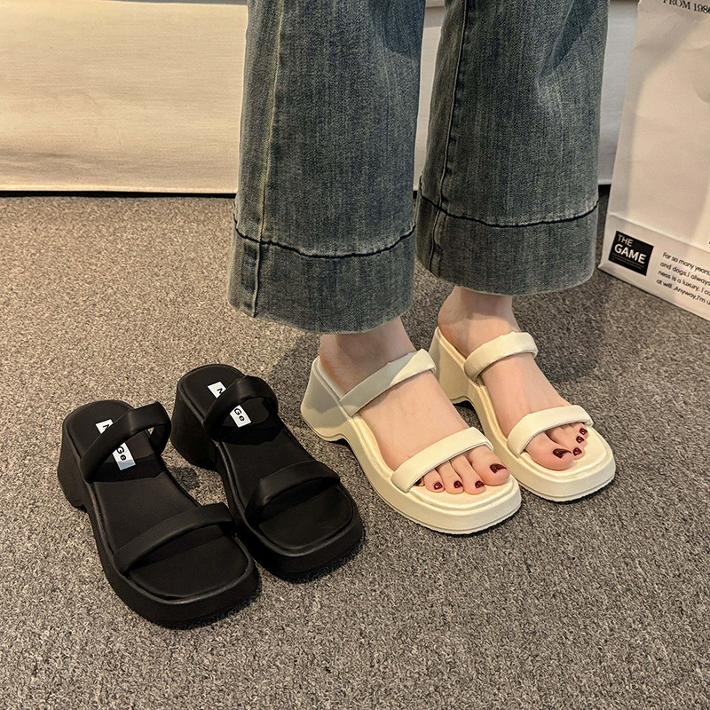 Женские тапочки на толстой подошве, лето 2025, новые легкие однотонные ремешки на танкетке, модная верхняя одежда, сандалии, увеличивающие рост, для женщин