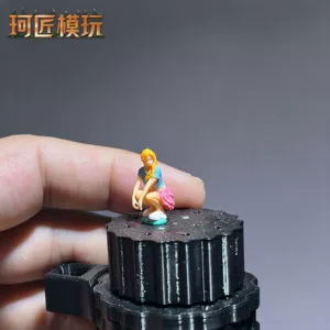 Мини-фигурка 1/64 «Девочка в розовом платье» для макетов
