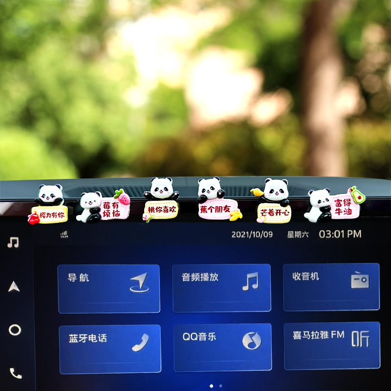 2024 nuevo adorno de coche panda lindo adorno de estilo de dibujos animados pequeño adorno de pantalla de navegación de consola central