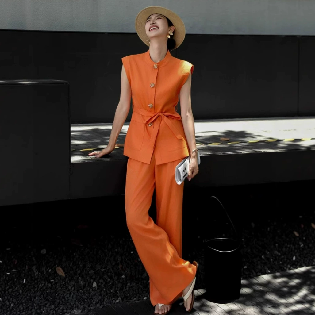 Весна-лето 2025, новый стиль, простой и модный льняной костюм без рукавов со стереоцветочной пряжкой и шнуровкой, женские широкие брюки, комплект из двух предметов