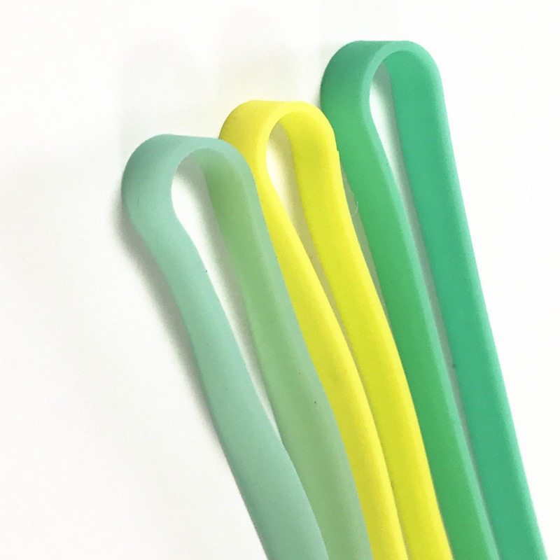 A06 # largo 135*7*1 en stock correa de libro de silicona elástica al por mayor 12 color lápiz caso correa de silicona