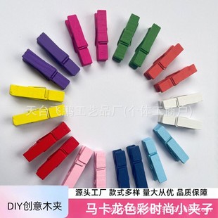 ��ɫСľ�A�ӾW�t�R����ľ�|�b��·��A���ֹ�DIY��Ƭ�A���ǹ�ɫ