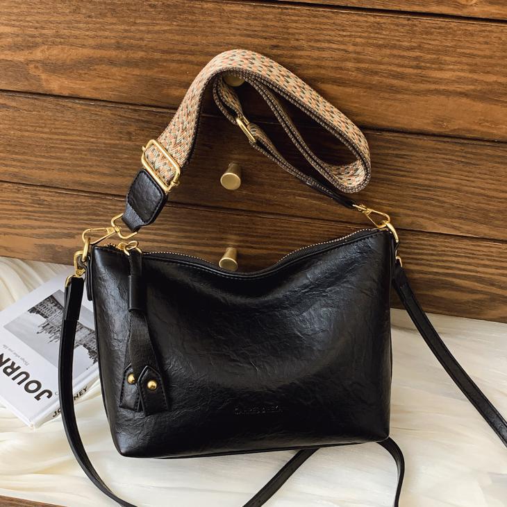 Bolsa de alta sensación de comercio exterior para mujeres 2025 nueva moda simple bolso de hombro de viaje casual bolso de cubo de agua