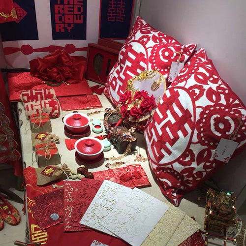 K9HX Wholesale [Kakashiri Home Textile Store] Chinese red wedding bed embroidered pillows pair of wedding beds
