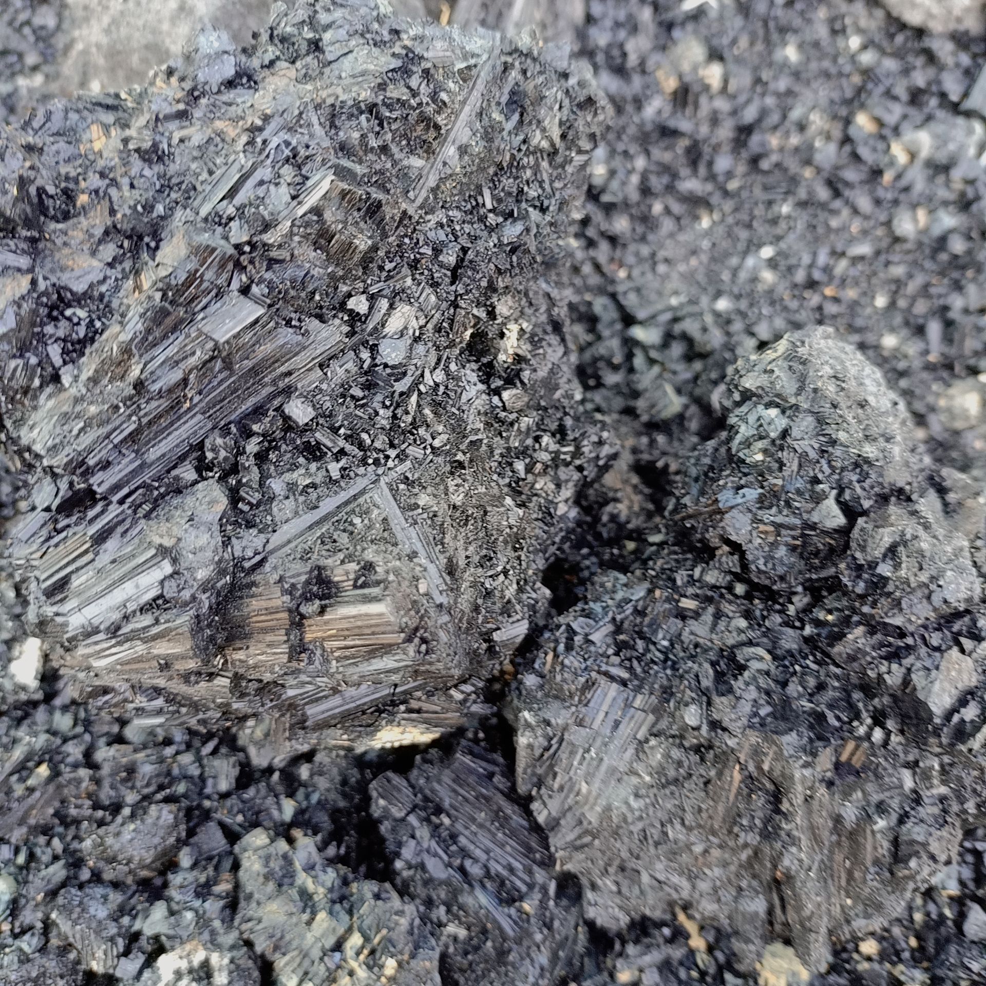 供应优质电气石粉 电气石颗粒纯度99.9%净水处理用电气石