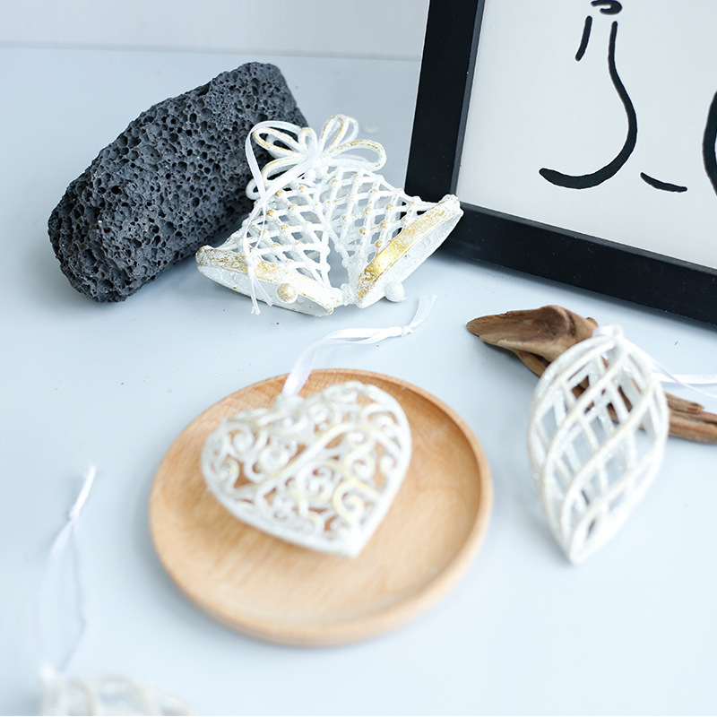 Fábrica de decoraciones de Navidad de oro platino campana de plástico amor hecho a mano árbol de Navidad decoración colgante en stock