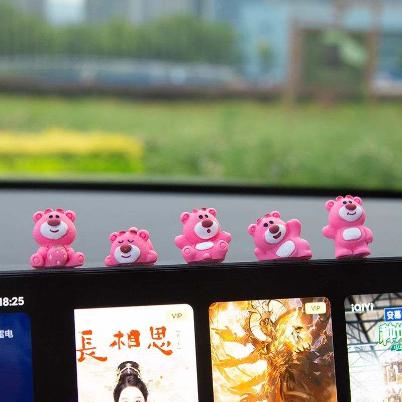 Adornos de coche lindo oso de fresa pantalla de control central descompresión muñeca pequeña accesorios de coche nuevo péndulo de decoración de celebridades de Internet