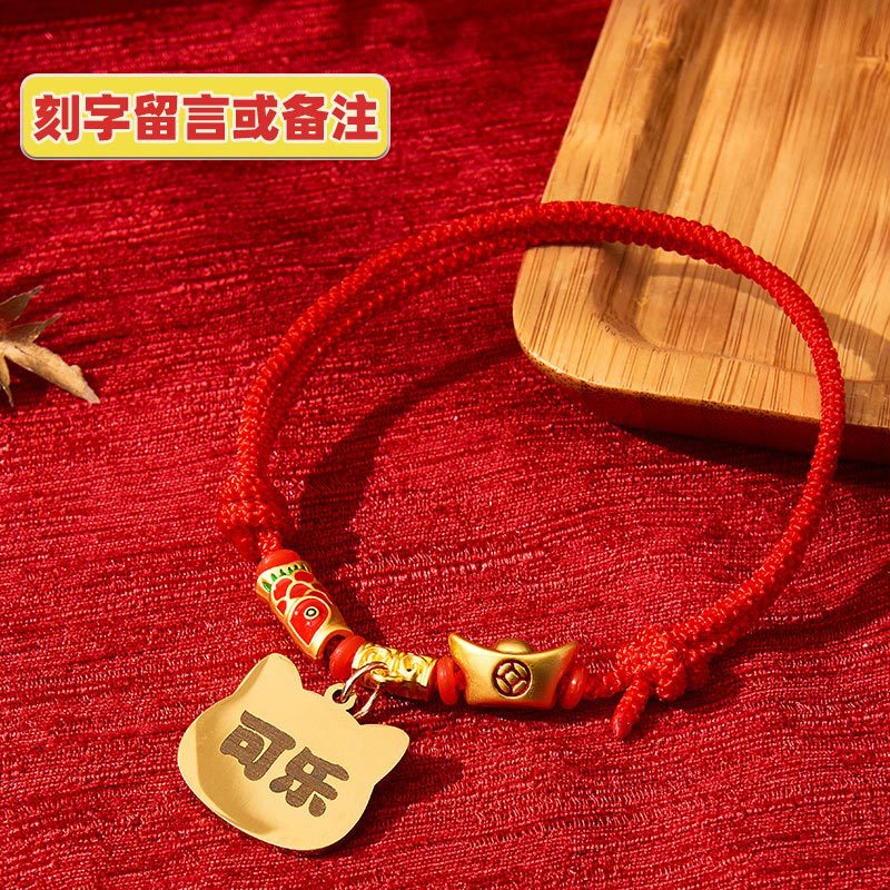 猫の首輪に名前が刻まれています。|undefined