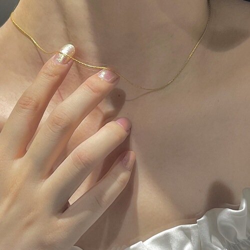 Extraordinary basic models that may or may not be imported from the United States. 14k gold-filled and gold-injected daily thin necklaces, clavicle chains, stacked for women.