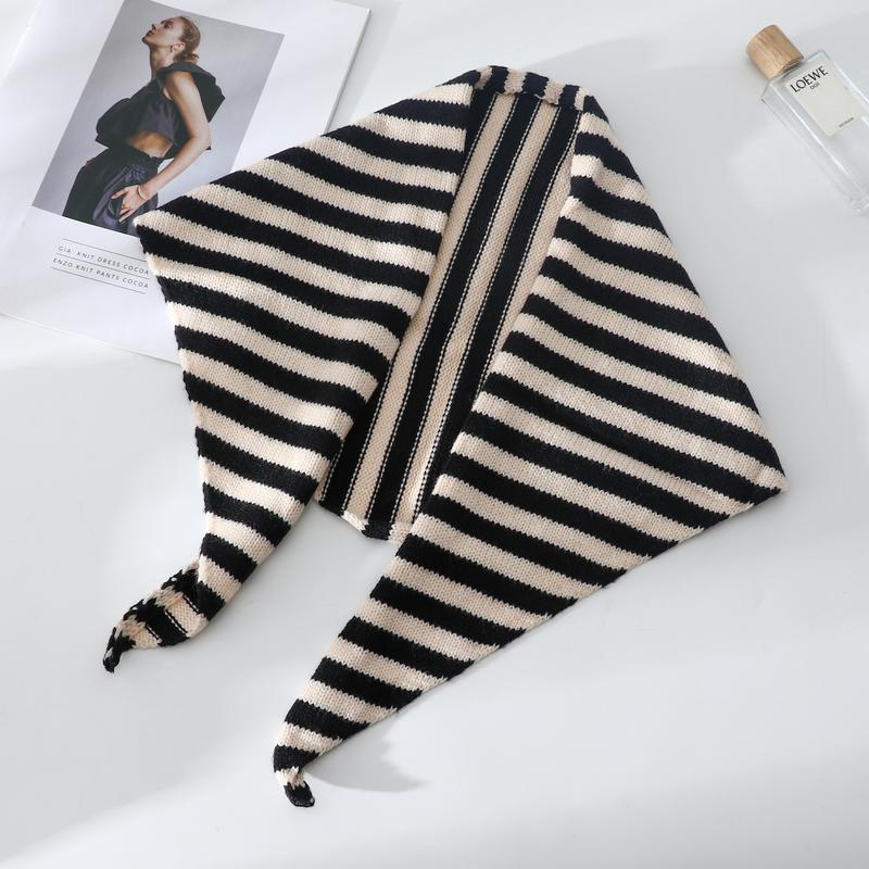 줄무늬 트라이앵글 니트 스카프 블랙