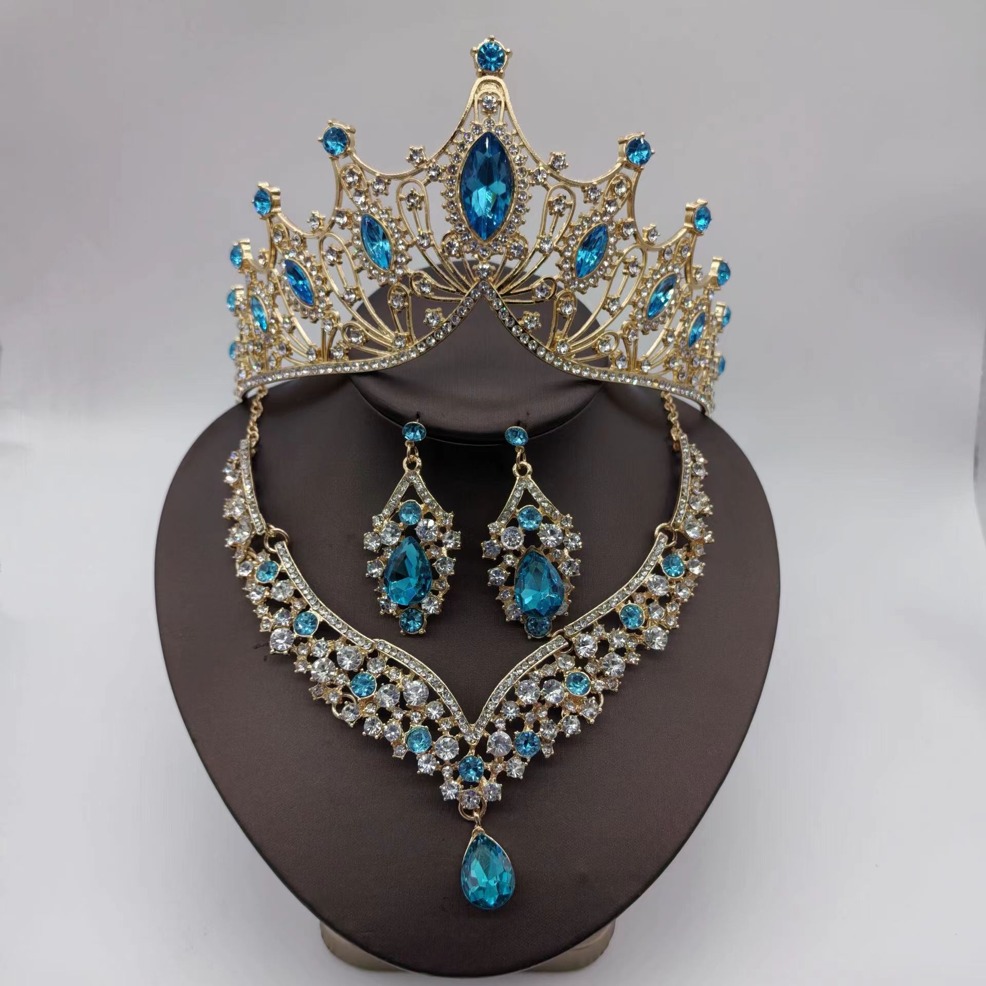 Collar de corona europea y americana traje de tres piezas tocado de novia ojo de caballo vestido de lujo barroco corona venta caliente