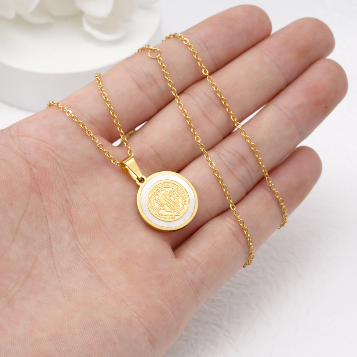 1 Piece Quantity Daily Occasion Real Gold Plated Geometric Round 304 Stainless Steel Elegant Religion Waterproof Non Tarnish Titanium Steel Pendant Necklace