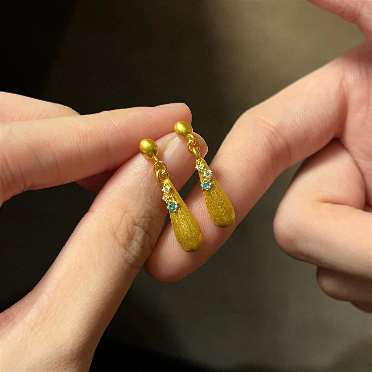 Pendientes de flores tridimensionales con lentejuelas de aguja de plata Pendientes de lujo ligero de alta gama de moda de nicho Pendientes de viento frío al por mayor