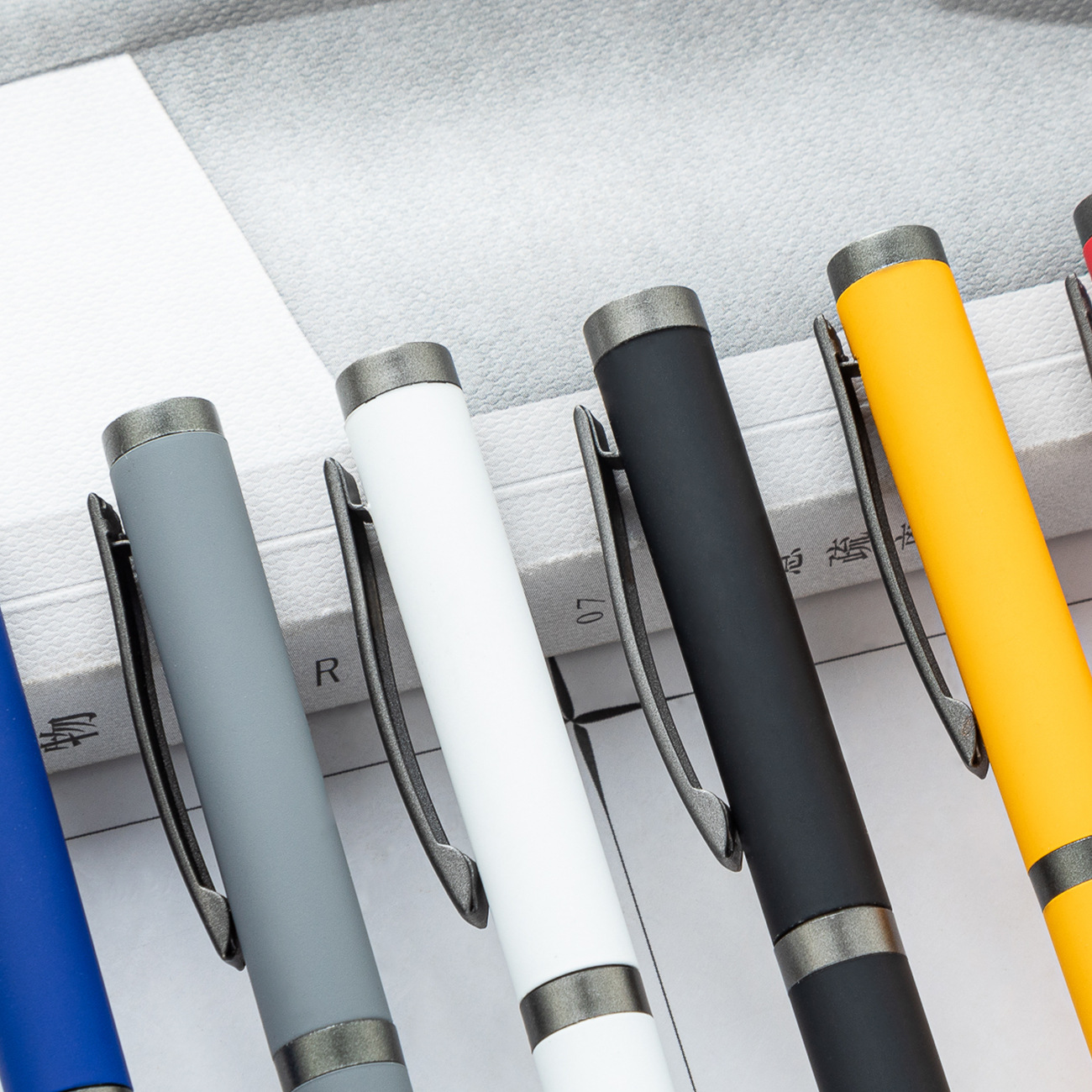 Bolígrafo de bolas de metal multicolor puede imprimir logotipo rotativo bolígrafo de hotel publicidad publicitaria bolígrafo de regalo al por mayor