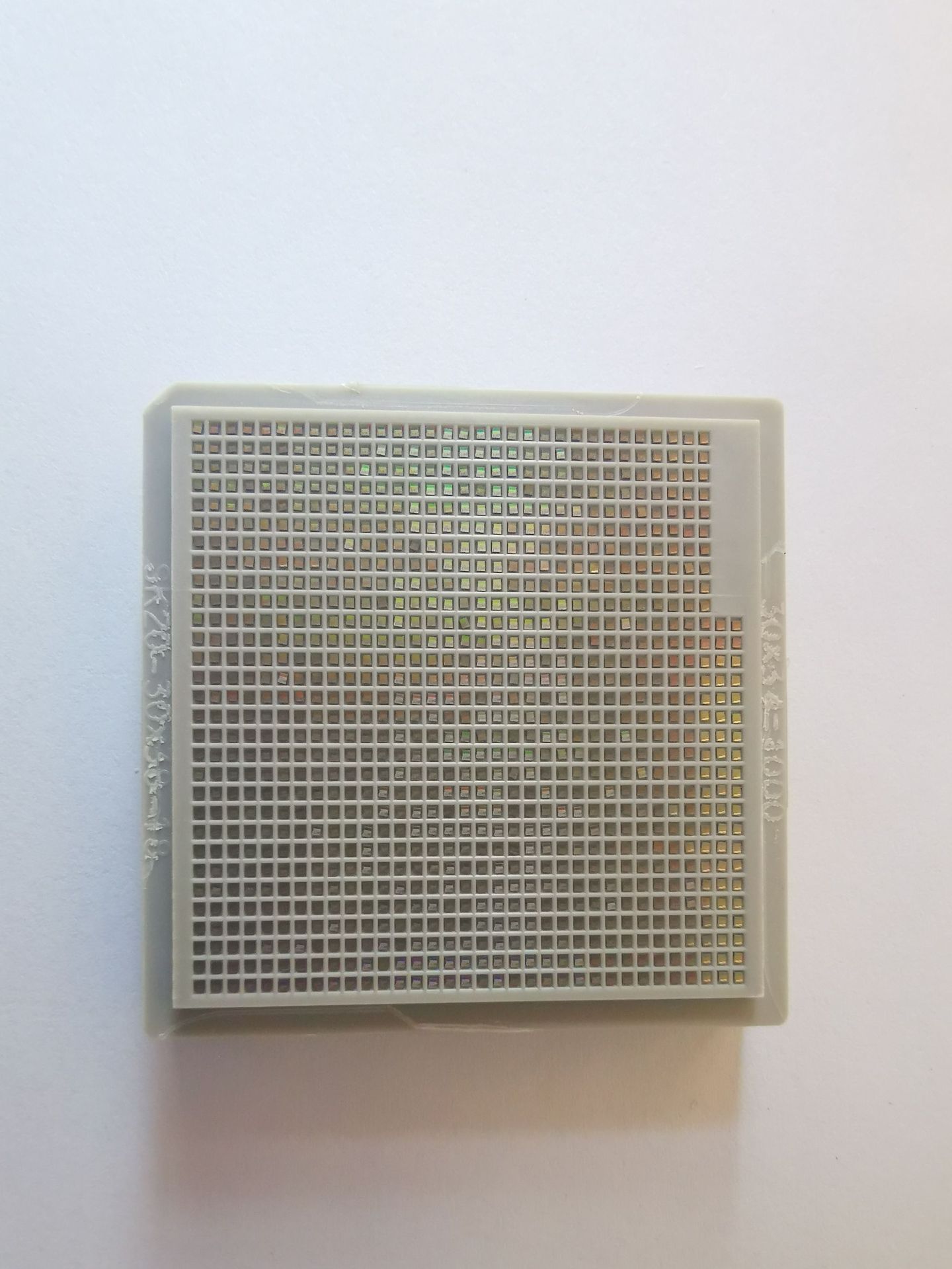 供应A2095七彩灯芯片IC,上电三色灯自动渐明渐暗循环组成全彩变化