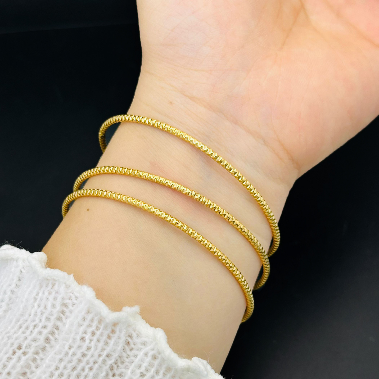 Flores talladas en el cielo Sansheng III pulsera de acero de titanio no decolor joyería de oro simple y ligera