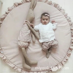 Однотонный игровой коврик с оборкой для детской