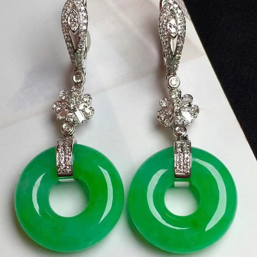 伟德国际价值3亿元的翡翠套链亮相消博会 200余粒钻石为9颗翡翠蛋面配镶