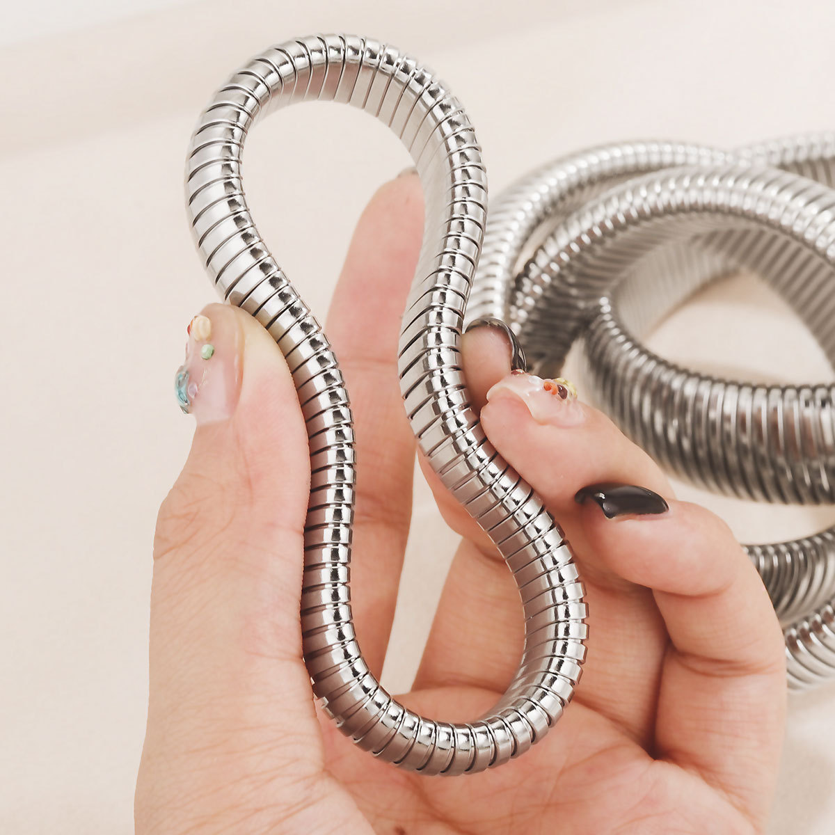 Anillo de moda europea y americana de acero titanio exagerado pulsera elástica de hueso de serpiente multi-anillo temperamento personalidad pulsera impermeable de serpiente